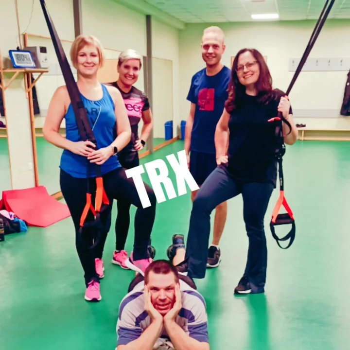TRX – společná fotografie účastníků v zrcadlovém sále